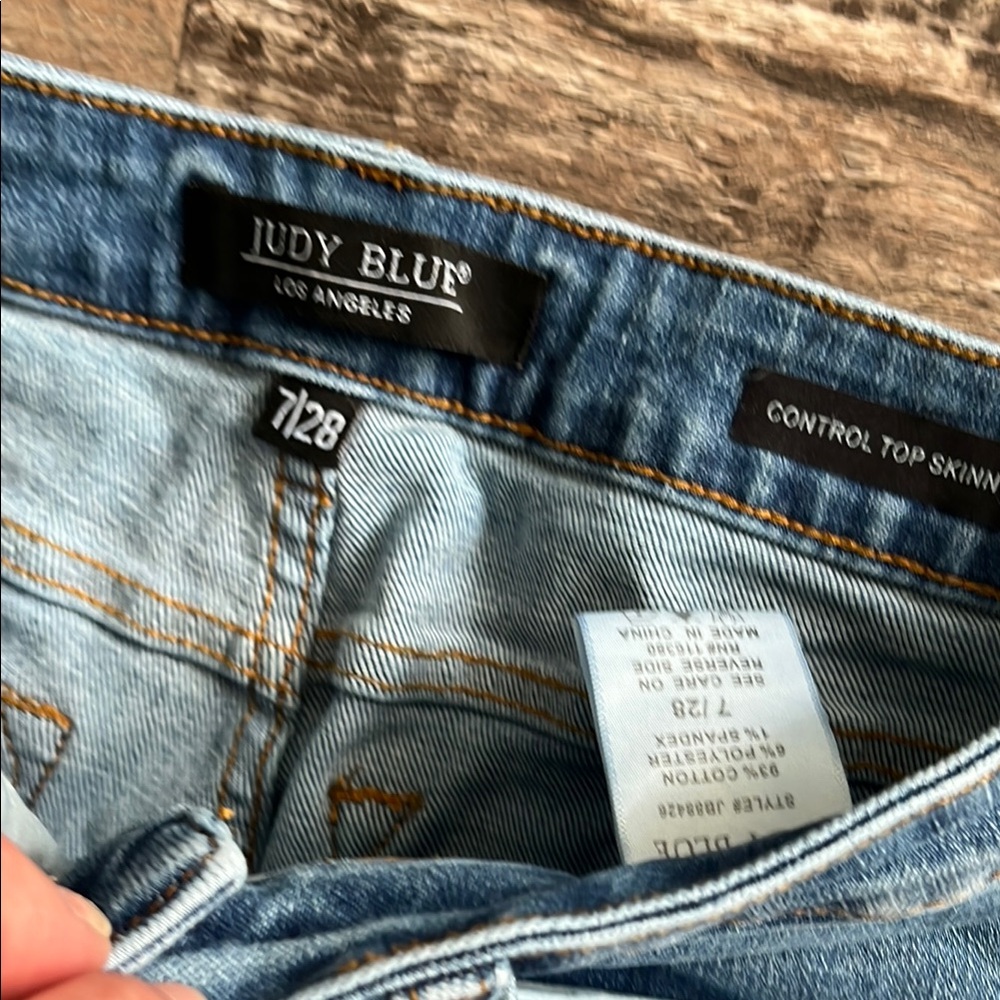 Judy Blue jeans ๐ size 28 control top skinny Light Blue Distressed - Picture 10 of 11